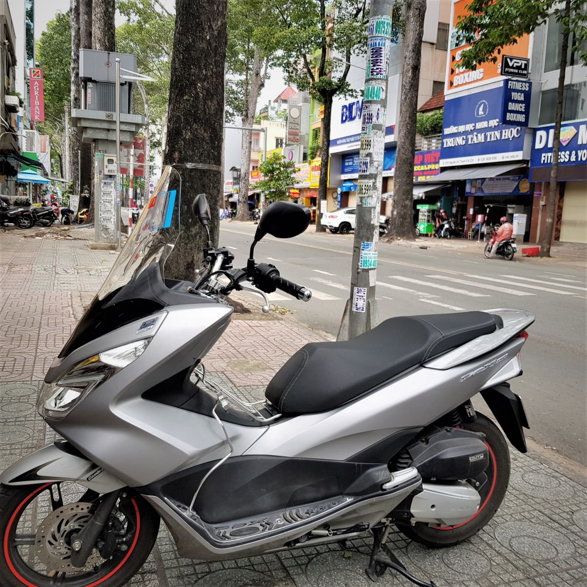 Kinh-chan-gio-Givi-Honda-PCX-2014-2017-D1136ST-11